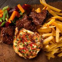 1/2 Pardos Parrillero hot con papas fritas, guarnición de ensalada pardos y palo de anticucho