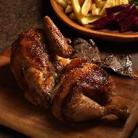 1/2 Pardos Brasa con papas fritas, guarnición de ensalada pardos y palo de anticucho