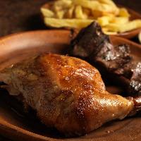 1/4 Pardos Brasa con papas fritas, guarnición de ensalada pardos y palo de anticucho