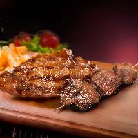 1/4 Pardos Parrillero BBQ con papas fritas, guarnición de ensalada pardos y palo de anticucho