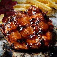 1/4 Pardos Parrillero BBQ con papas fritas y guarnición de ensalada Pardos