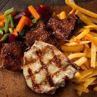 1/4 Pardos Parrillero original con papas fritas, guarnición de ensalada pardos y palo de anticucho