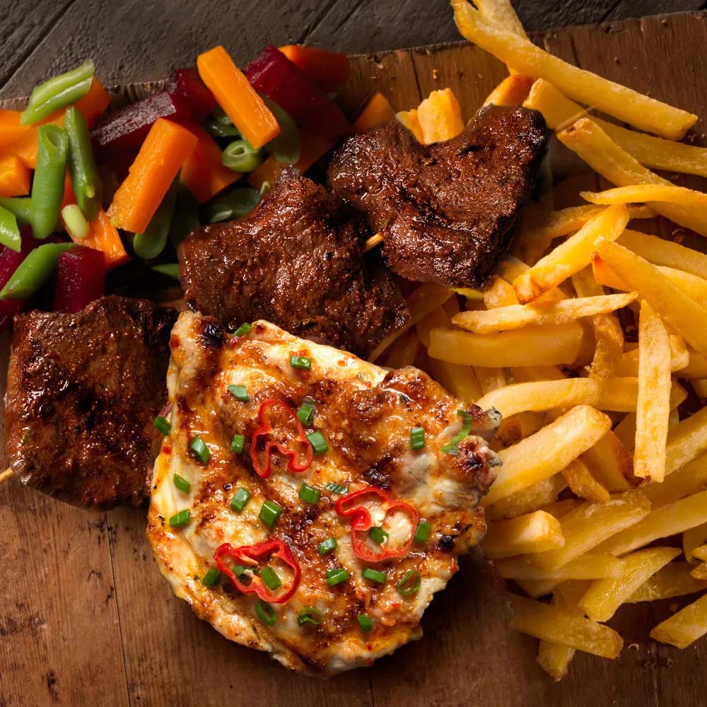 1/4 Pardos Parrillero hot con papas fritas, guarnición de ensalada pardos y palo de anticucho