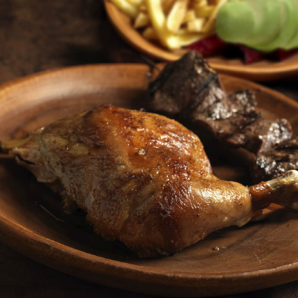 1/4 Pardos Brasa con papas fritas, guarnición de ensalada pardos y palo de anticucho