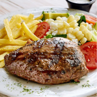 Lomo a la parrilla con papas y guarnición de ensalada