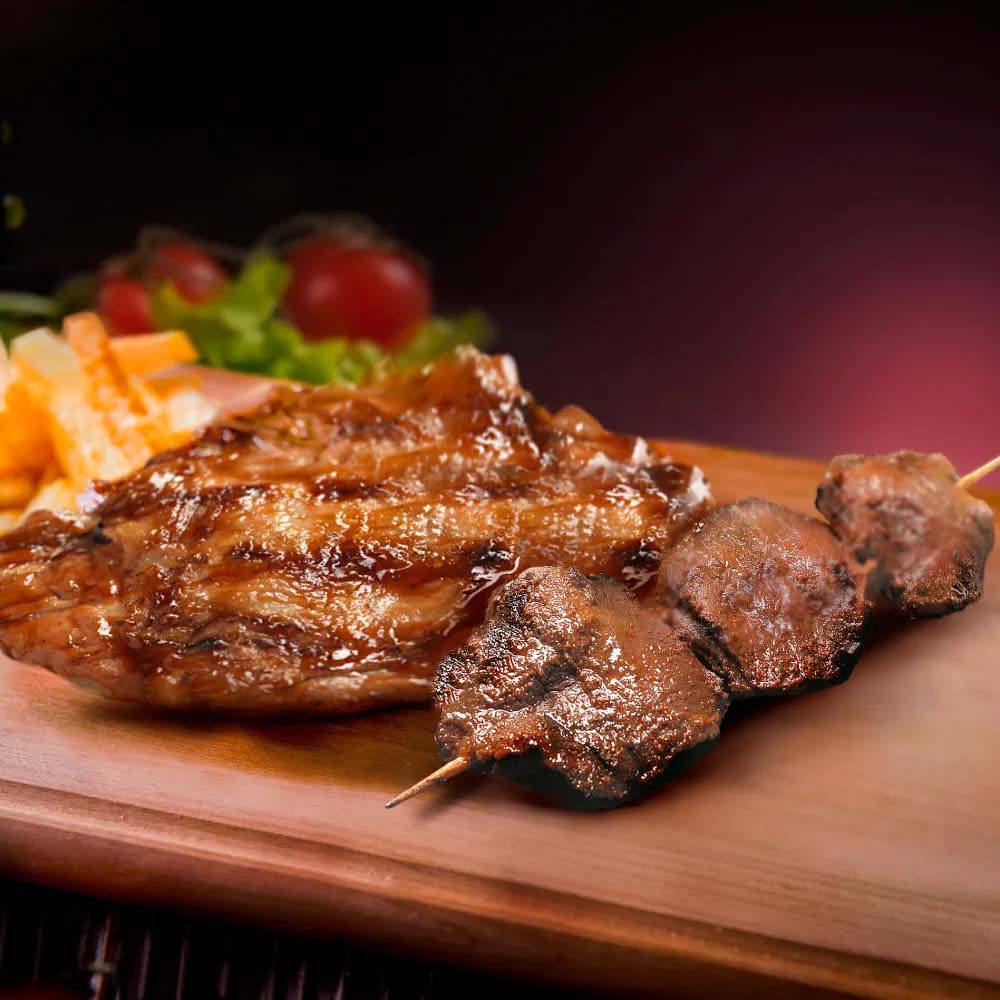 1/4 Pardos Parrillero BBQ con papas fritas, guarnición de ensalada pardos y palo de anticucho