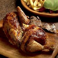 1/2 Pardos Brasa con papas fritas, guarnición de ensalada pardos y palo de anticucho