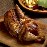 1/2 Pardos Brasa con una porción de papas fritas personal y guarnición de ensalada Pardos