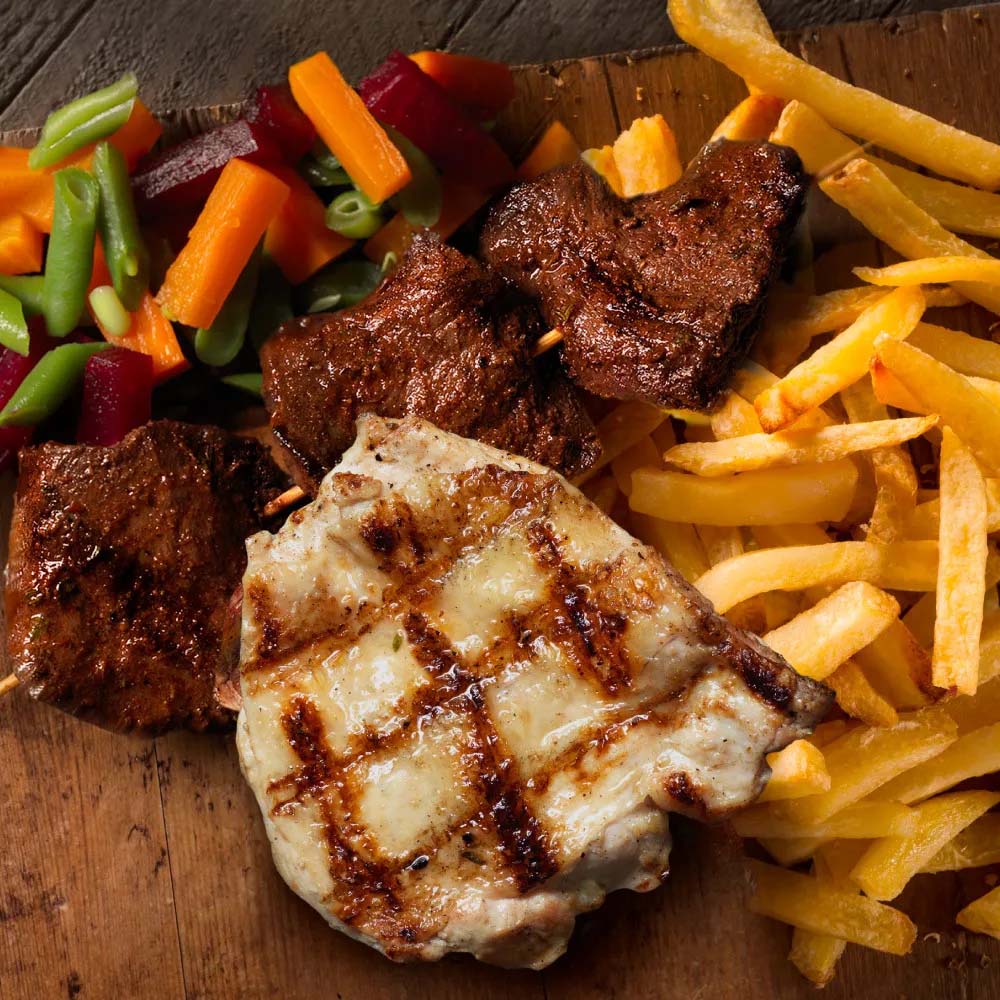 1/4 Pardos Parrillero original con papas fritas, guarnición de ensalada pardos y palo de anticucho