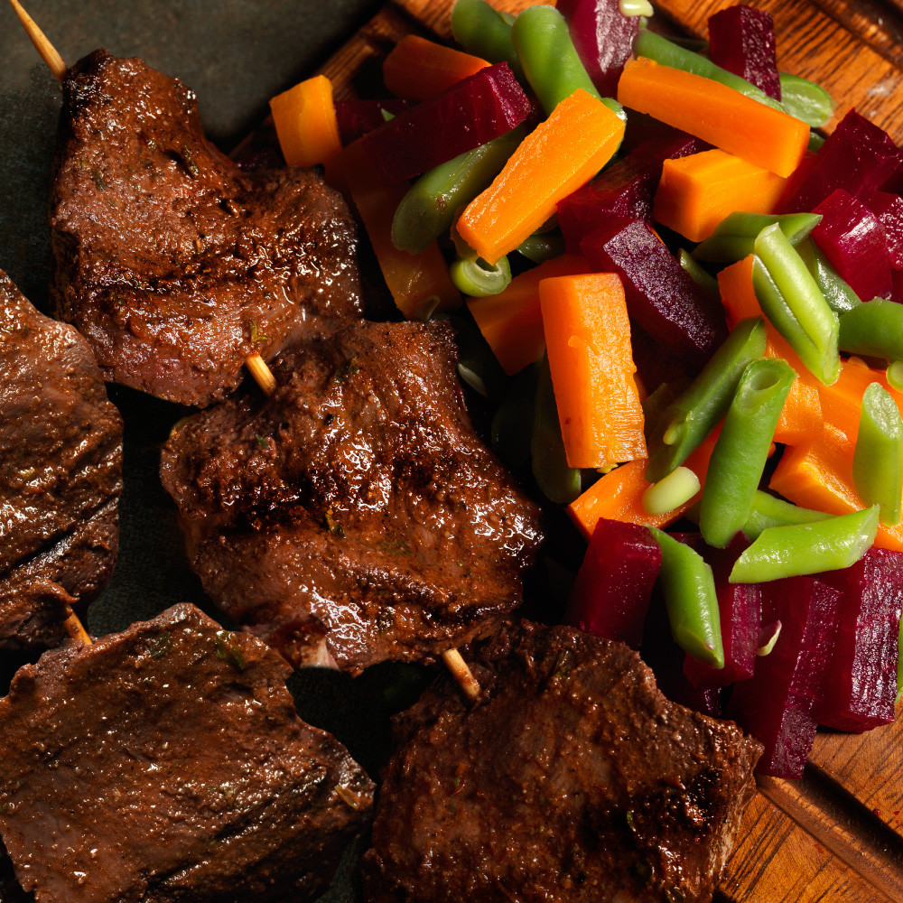 Anticuchos de Corazón con Ensalada
